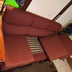 レトロな3人掛けソファーの画像