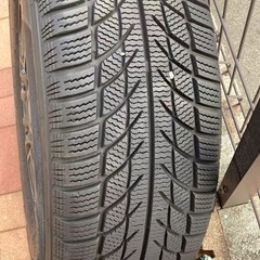 215/60R16のスタッドレスタイヤの画像