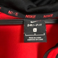 【限定値引き】ナイキ赤パーカーの画像