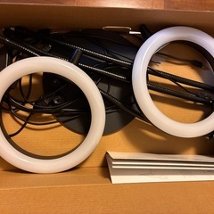 取引き中 
LEDライト付きスマホスタンドW照明の画像