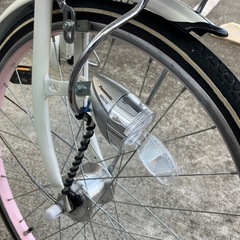 シティサイクル ホワイト 前カゴ付き　girlslabo 22インチ
の画像