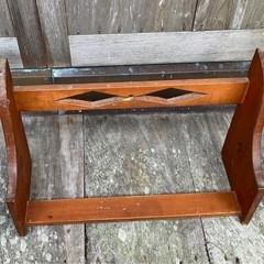 ウサギの彫り入り　本棚の画像