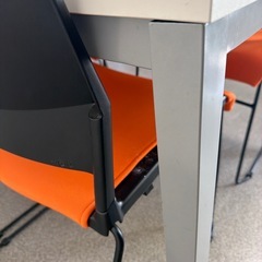 テーブルと椅子セットの画像