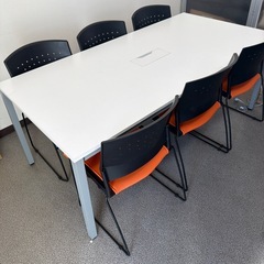 テーブルと椅子セットの画像