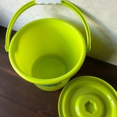 ★西松屋★小さめ　蓋付き　バケツ7.5リットルの画像