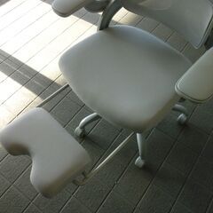 Ｍ　未使用/新品　アウトレット　 オフィスチェア フットレスト付き 独立式ランバーサポート メッシュ 昇降式 アームレスト ロッキング チェア ヘッドレスト デスクチェア 椅子の画像