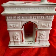 ブランデー、凱旋門型ボトルの画像