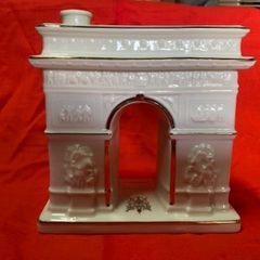 ブランデー、凱旋門型ボトルの画像