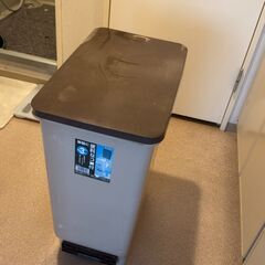 商談中｜ペダル式、ゴミ箱、47リットルの画像