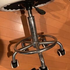 ✨【即決優遇/価格交渉OK】✨美品・清潔！昇降式キャスター付スツール（白）｜ネイル/エステ/美容/カウンターチェアの画像