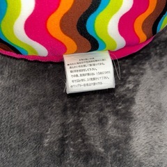 マルチカラー ウェーブ柄 ネックピロー U字型　#クッション　カラフル波模様 #ネックピローの画像