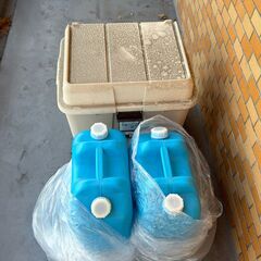 石油ストーブ＆ポリ缶（18L）2個、ポリ缶収納ボックスセットの画像