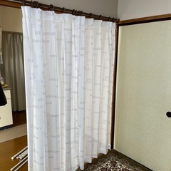 つっぱり棒とレースカーテンの画像