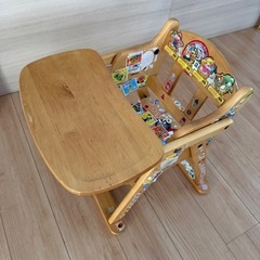 木製ベビーチェアの画像