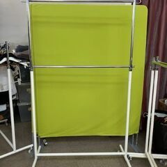 緑の布をかぶせたパーティーション　撮影などに使用　中古の画像
