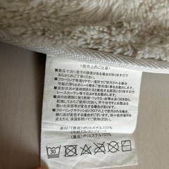 白のふわふわ円形ラグマット（直径93cm）の画像