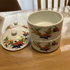 蓋付き食器の画像