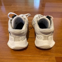 ホワイト バスケットシューズ　22.5センチ　アンダーアーマーの画像