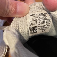 ホワイト バスケットシューズ　22.5センチ　アンダーアーマーの画像