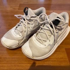 ホワイト バスケットシューズ　22.5センチ　アンダーアーマーの画像