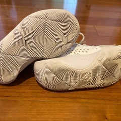 ホワイト バスケットシューズ　22.5センチ　アンダーアーマーの画像