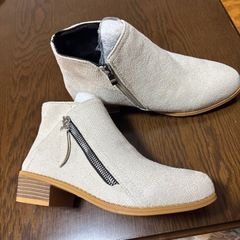 日常使いしやすいオフホワイトのアンクルブーツの画像