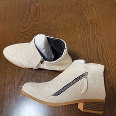 日常使いしやすいオフホワイトのアンクルブーツの画像