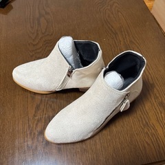 日常使いしやすいオフホワイトのアンクルブーツの画像