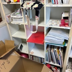 白の背の高い本棚の画像