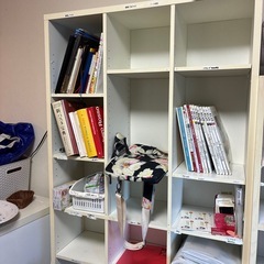 白の背の高い本棚の画像