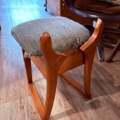 コンパクト椅子　化粧椅子　腰掛け　収納椅子の画像