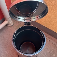 ペダル式ステンレスゴミ箱の画像