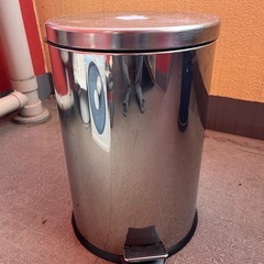 ペダル式ステンレスゴミ箱の画像
