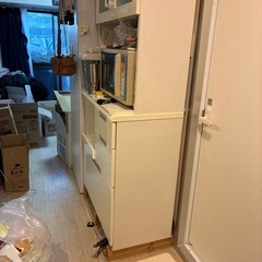 炊飯器が乗せられる食器棚 の画像