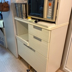 炊飯器が乗せられる食器棚 の画像