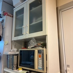 炊飯器が乗せられる食器棚 の画像