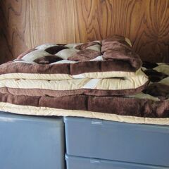 未使用　遠赤外線 綿入り　敷きパッド（茶白チェック模様柄）１００×２０５ｃｍ　タグ付き　撮影のため取り出しました　の画像