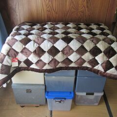 未使用　遠赤外線 綿入り　敷きパッド（茶白チェック模様柄）１００×２０５ｃｍ　タグ付き　撮影のため取り出しました　の画像