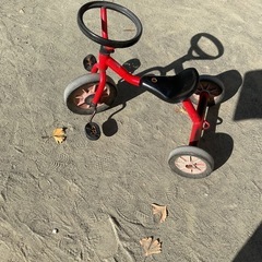 ハンドルが丸いタイプの三輪車の画像