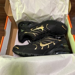 新品　NIKE エアマックストーチ4 メンズスニーカーブラックゴールドの画像