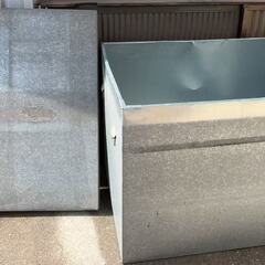 大型鉄制箱の画像