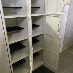 【ジャングル和泉大型良品館】　④8人用ロッカー　鍵あり　事務用品　休憩室　【R398】の画像