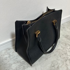 CHARLES & KEITH ハンドバッグの画像