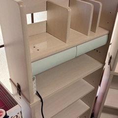 コンセントつき本棚+ランドセルも置けるタイプの棚の画像