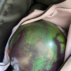 ボーリングボール2個の画像