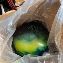 ボーリングボール2個の画像