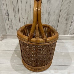 ラタン製マガジンラック、小物ラックの画像