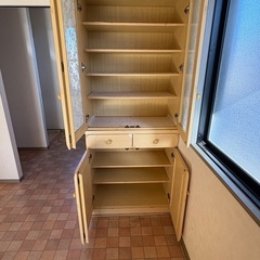 取引中 食器棚の画像