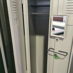 【ジャングル和泉大型良品館】　③4人用ロッカー　鍵あり　事務用品　休憩室　【R403】の画像