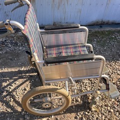 折りたたみ車椅子の画像